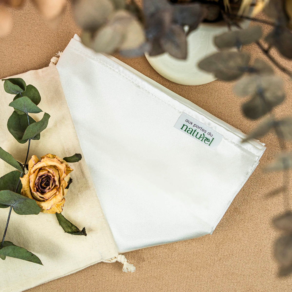 TAIE D'OREILLER EN SATIN BLANC CASSÉ